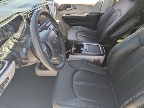 Used 2024 Chrysler Pacifica Touring-L FWD image 19