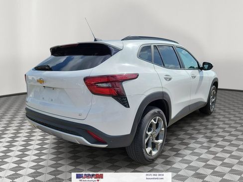 Used 2025 Chevrolet Trax LT FWD image 4