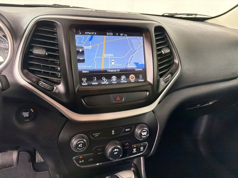 Used 2018 Jeep Cherokee Latitude Plus FWD image 17
