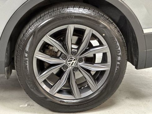 Used 2023 Volkswagen Tiguan SE w/ Panoramic Sunroof Package FWD image 25