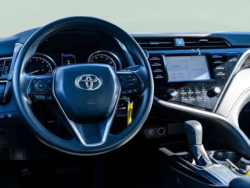 Used 2018 Toyota Camry LE FWD image 8