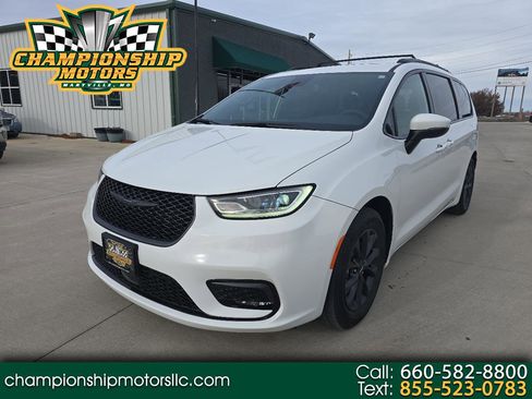 Used 2023 Chrysler Pacifica Touring w/ S Appearance Package image 1