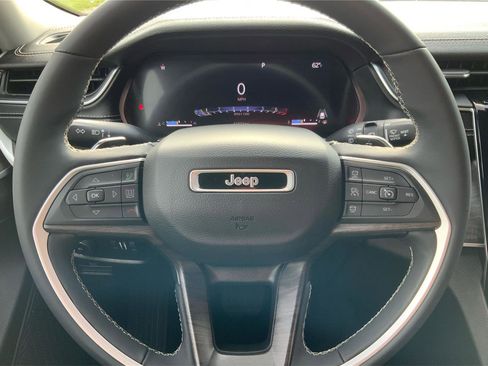 Used 2023 Jeep Grand Cherokee Limited image 16