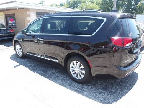 Used 2017 Chrysler Pacifica Touring-L FWD image 5