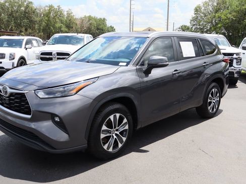 Used 2023 Toyota Highlander XLE FWD image 5