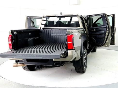 Certified 2024 Toyota Tacoma TRD Off-Road AWD/4WD image 11