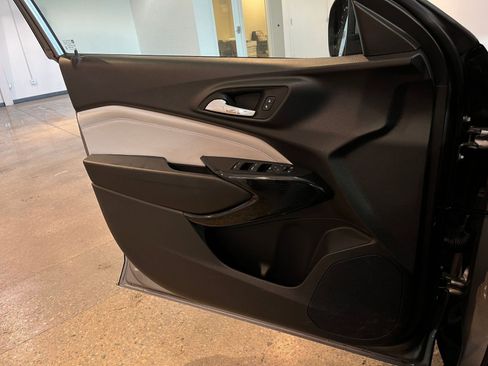 Used 2025 Chevrolet Trax LT w/ LT Convenience Package image 18