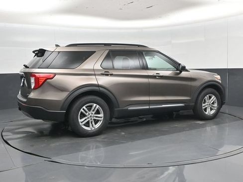 Used 2021 Ford Explorer XLT w/ Equipment Group 202A AWD/4WD image 3