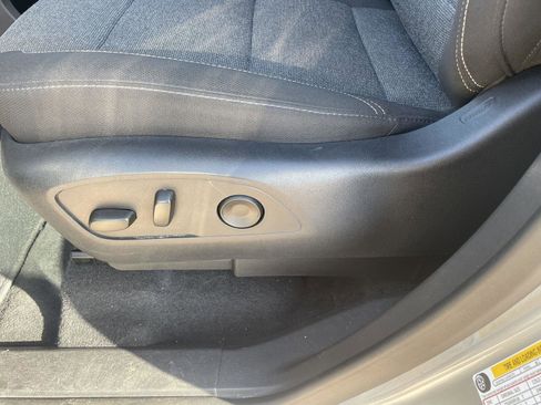 Used 2025 GMC Acadia Elevation image 10