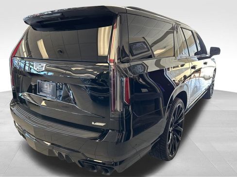 Used 2023 Cadillac Escalade ESV V image 4