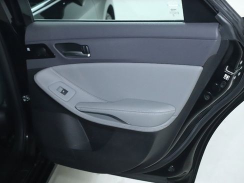 Used 2019 Toyota Avalon XLE w/ Moonroof Package image 32