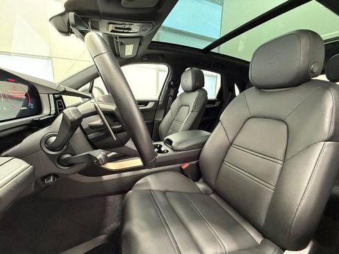 Certified 2025 Porsche Cayenne image 5