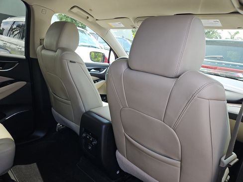 Used 2021 Buick Enclave Essence image 9