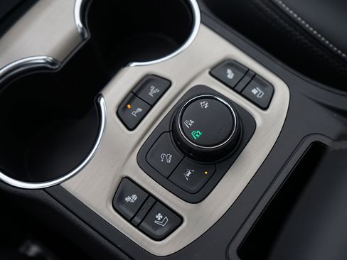 Used 2024 GMC Terrain Denali image 21