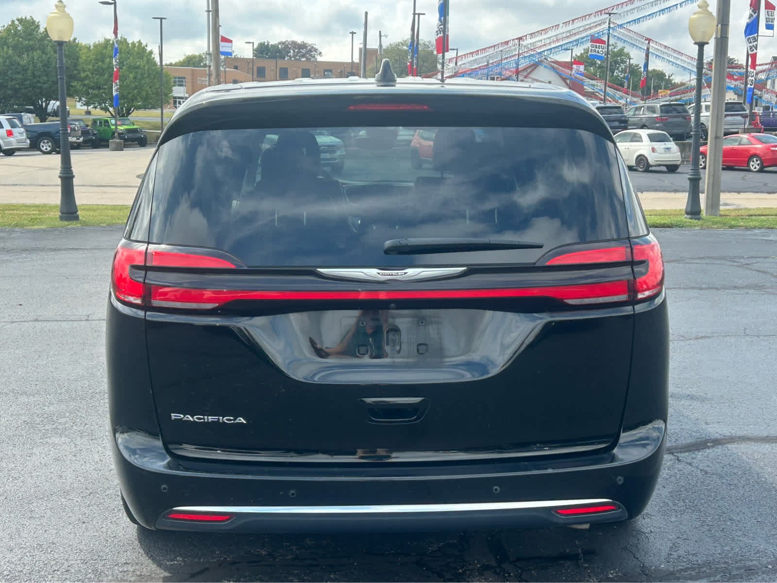 Used 2024 Chrysler Pacifica Touring-L FWD image 5