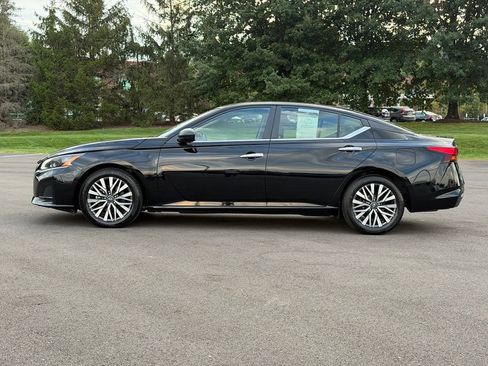 Used 2025 Nissan Altima 2.5 SV FWD image 3