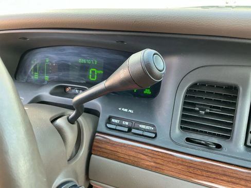 Used 2003 Ford Crown Victoria LX image 32