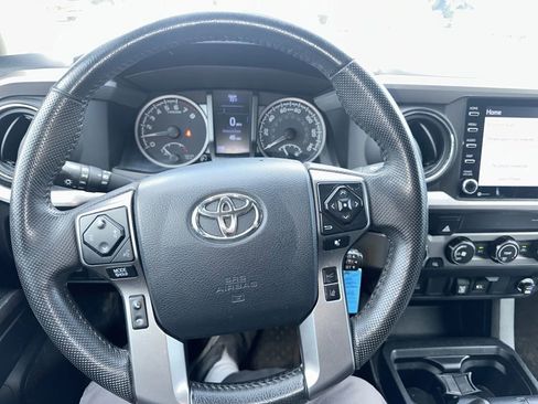 Used 2020 Toyota Tacoma SR5 AWD/4WD image 2