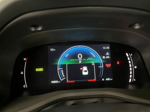 Used 2025 Toyota Camry SE image 40