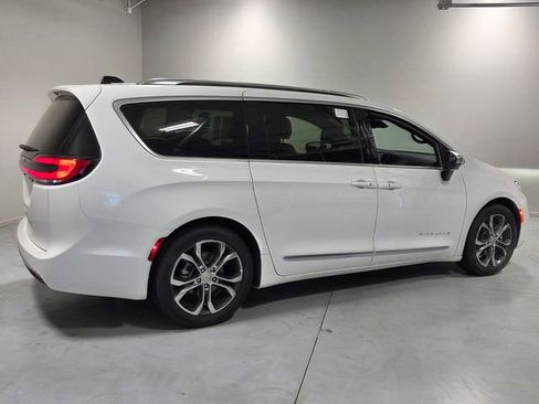 New 2026 Chrysler Pacifica Pinnacle image 15