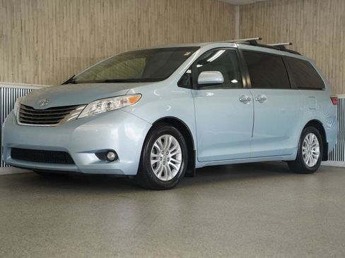 Used 2015 Toyota Sienna XLE FWD image 4