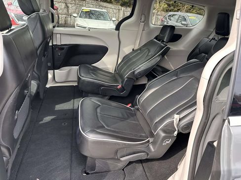 Used 2023 Chrysler Pacifica Limited FWD image 14