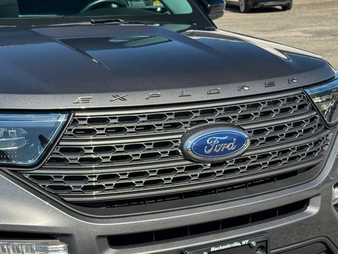Used 2023 Ford Explorer XLT w/ Equipment Group 202A AWD/4WD image 9