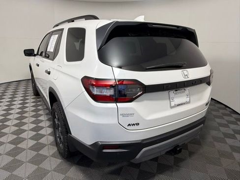 Used 2025 Honda Pilot TrailSport image 4