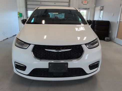 Used 2025 Chrysler Pacifica Select FWD image 8