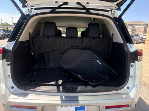Used 2025 Nissan Pathfinder SL FWD image 18