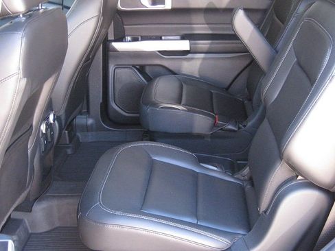 Used 2021 Ford Explorer XLT w/ Equipment Group 202A AWD/4WD image 13