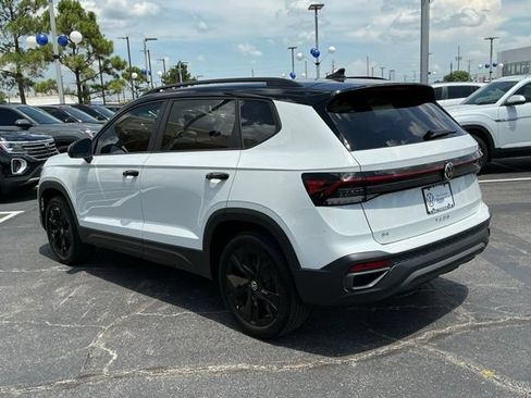 Used 2025 Volkswagen Taos SE FWD image 5