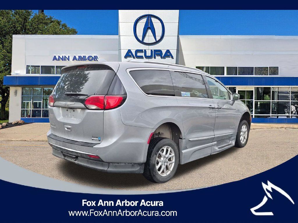 Used 2020 Chrysler Pacifica Touring-L FWD image 6