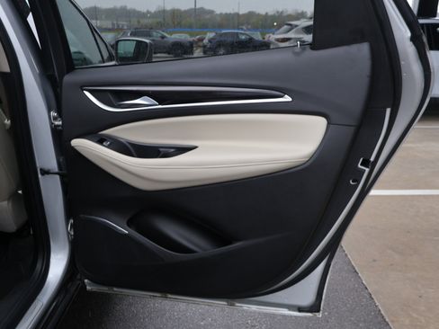 Used 2020 Buick Enclave Essence image 13