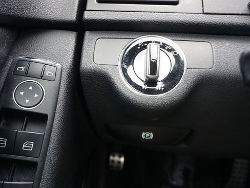 Used 2010 Mercedes-Benz C 300 4MATIC Sedan image 4