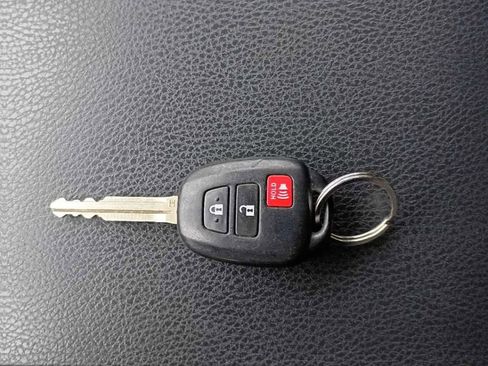 Used 2015 Toyota Highlander LE image 28