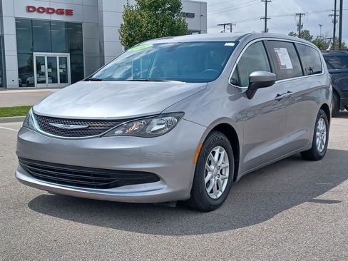 Used 2017 Chrysler Pacifica Touring FWD image 2