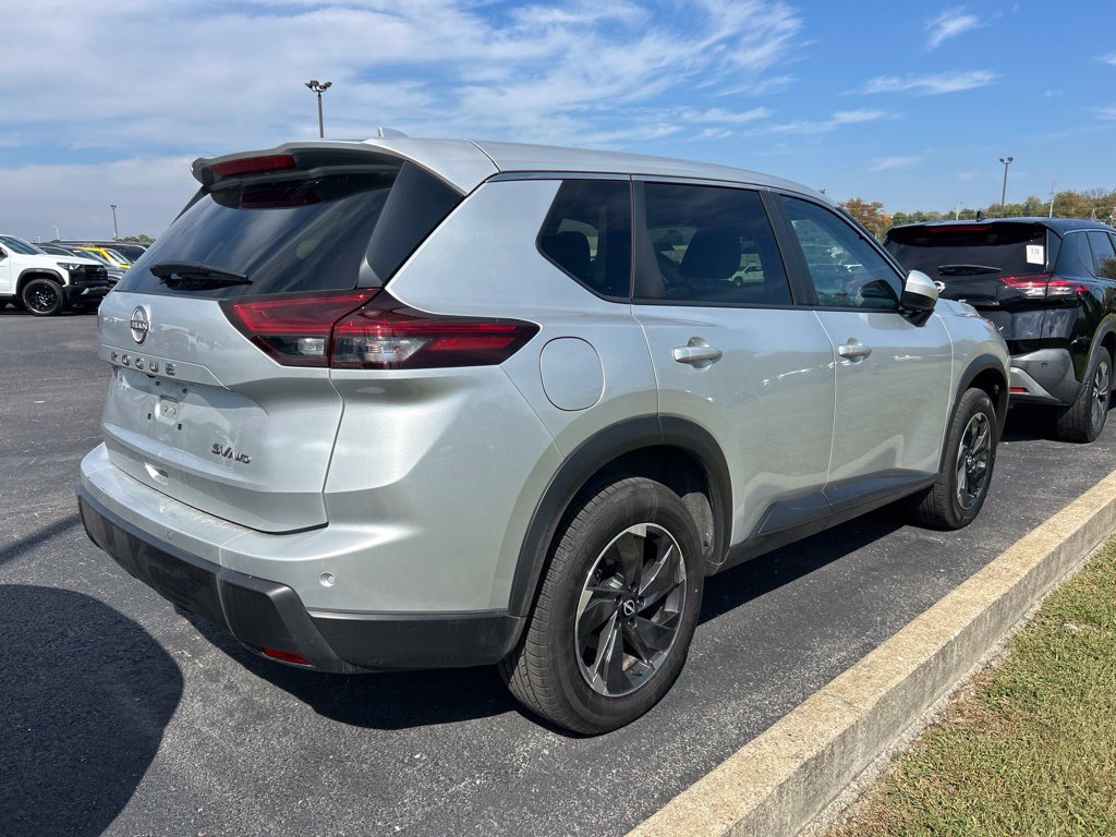 Used 2024 Nissan Rogue SV AWD/4WD image 3
