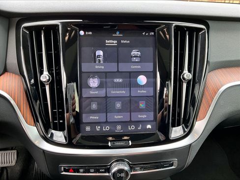 Used 2025 Volvo V60 B5 Cross Country Plus image 38