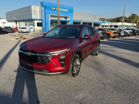 Used 2025 Chevrolet Trax LT w/ LT Convenience Package image 3