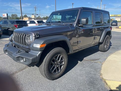 Used 2025 Jeep Wrangler Unlimited Sport AWD/4WD image 3