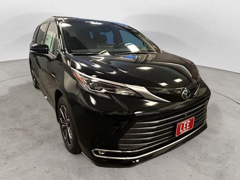 New 2026 Toyota Sienna Platinum AWD/4WD image 7