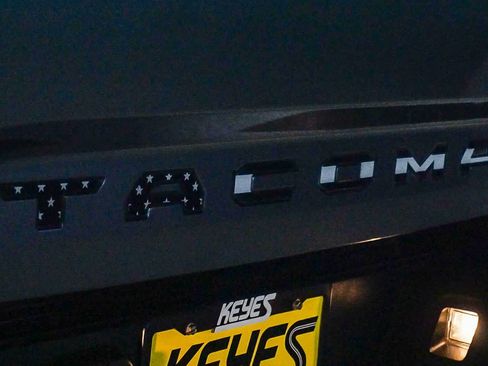 Used 2019 Toyota Tacoma TRD Off-Road w/ Technology Package AWD/4WD image 13