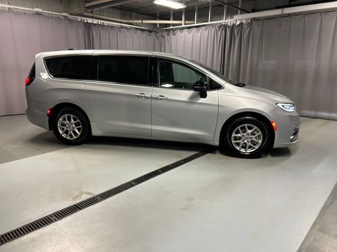 Used 2024 Chrysler Pacifica Touring-L image 8