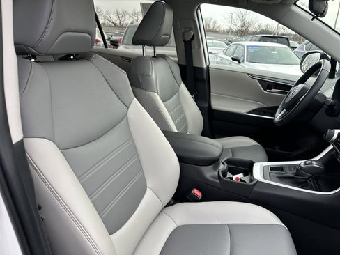 Used 2021 Toyota RAV4 XLE Premium image 14