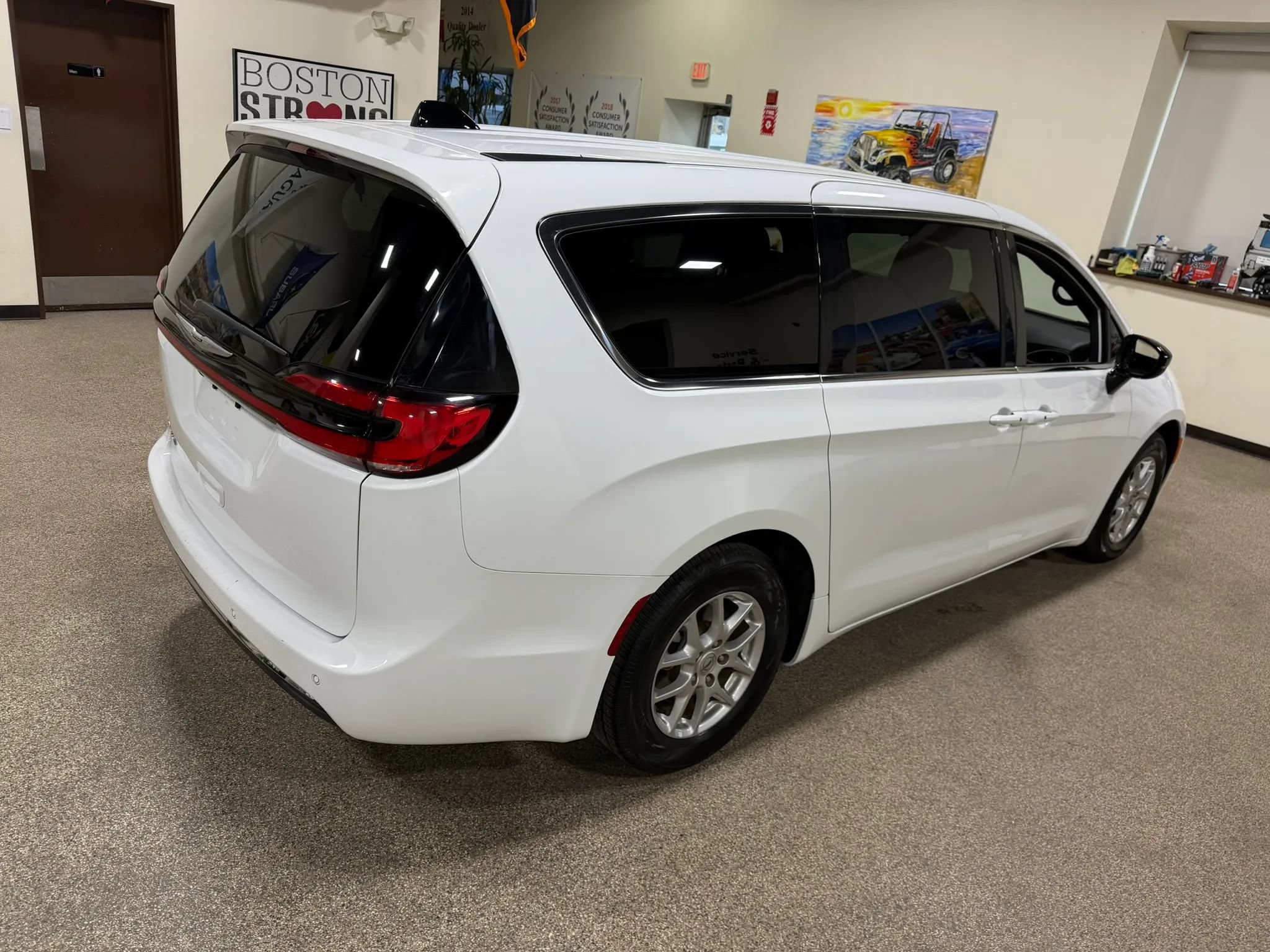 Used 2025 Chrysler Pacifica Select FWD image 15