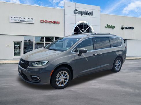 Used 2023 Chrysler Pacifica Touring-L AWD/4WD image 6