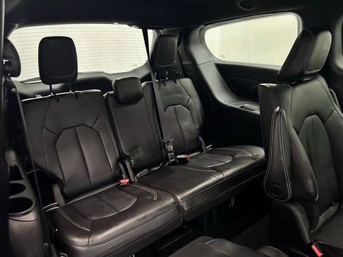 Used 2025 Chrysler Pacifica Select image 15