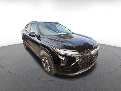 Used 2025 Chevrolet Trax LT w/ LT Convenience Package image 2