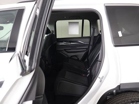 Used 2023 Jeep Grand Cherokee Laredo AWD/4WD image 29
